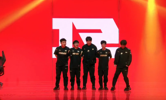 EDG险胜HLE,Uzi线上压制力十足顶尖较量成都决赛之夜,让粉丝疯狂欢呼的简单介绍 EDG险胜HLE,Uzi线上压制力十足顶尖较量成都决赛之夜,让粉丝疯狂欢呼的简单介绍