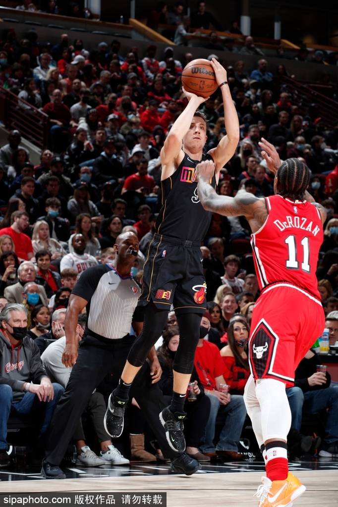 开云体育在线-NS翻盘KT，Crisp线上压制力十足顶尖较量全球总决赛，点燃全场激情