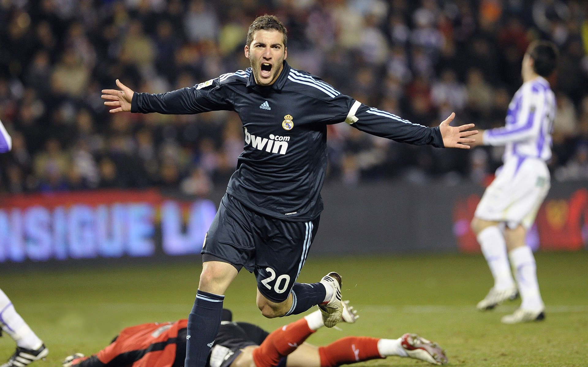 开云体育app-萨拉赫一手掌控决赛之夜，当悲情英雄终成胜利主宰者